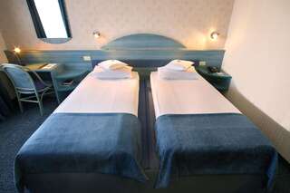 Отель Continental Forum Oradea Орадя Двухместный номер эконом-класса с 2 отдельными кроватями-1